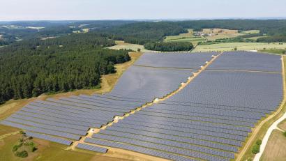 Bild: Wust–Wind &amp; Sonne
In Ursensollen konnten sich Bürger Anteile dieser Freiflächensolaranlage kaufen. Die eingespeiste Strommenge bleibt aber weit hinter den Prognosen zurück.