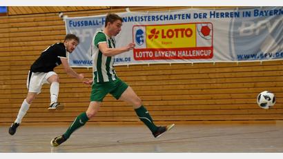 Archivbild: A. Schwarzmeier
Jeder Treffer zählt: Knapp 50 Vereine im Fußballbezirk Oberpfalz haben sich für die Futsal-Meisterschaft angemeldet - rund die Hälfte weniger als in der Vor-Corona-Zeit.