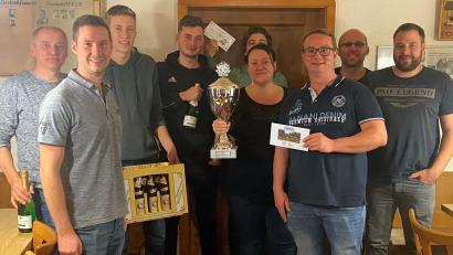 Bild: bgm/exb
Kevin Hammer und Heike Gruber (Dritter und Vierte von rechts) sind Watterer-König und Königin – sie hatten beim Turnier der Jungen Union das beste Blatt.