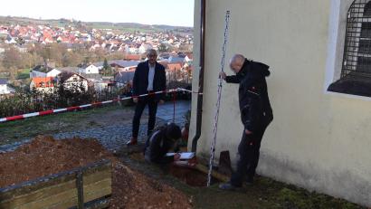Bild: mrr
An der sanierungsbedürftigen Riedener Schlossbergkapelle verfolgt Bürgermeister Erwin Geitner (links) die Voruntersuchungen durch das Ingenieurbüros F. H. S. aus Amberg.