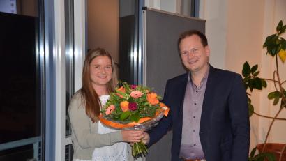 Bild: ak
Romy Christl kümmert sich künftig um alle grünen Themen im Bereich der Gemeinde Speichersdorf. Bürgermeister Christian Porsch hieß sie offiziell mit einem Blumenstrauß willkommen.