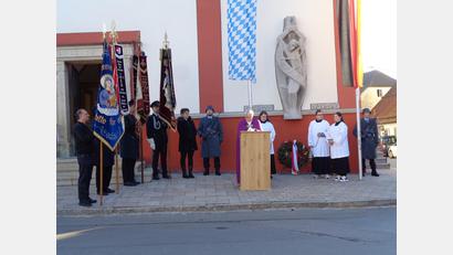 Bild: amö
Zum Volkstrauertag fand eine Gedenkfeier am Mahnmal in Winklarn mit Pfarrer Eugen Wismeth und Bürgermeisterin Sonja Meier statt.