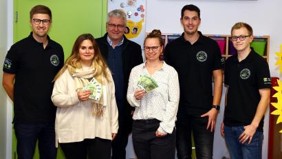 Bild: Stephan Bodensteiner/exb
Stehend von links: Vorsitzender Christian Kunz, Svenja Horn, Bürgermeister Robert Lindner, Kristina Schaller, Stephan Bodensteiner und Johannes Meierhöfer bei der Spendenübergabe.