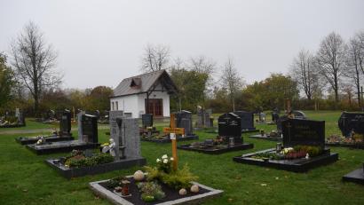 Bild: bnr
Ab Januar 2023 gelten in der Marktgemeinde Wernberg-Köblitz neue Friedhofsgebühren. Wie hier am Friedhof in Saltendorf werden die Gräber rund ein Drittel teurer.
