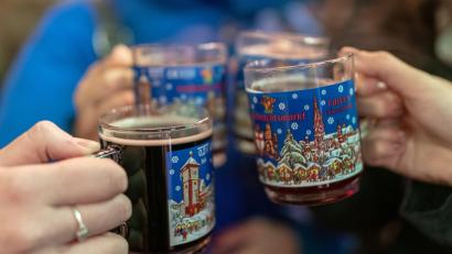 Symbolbild: Patrick Seeger/dpa
Duftender Glühwein gehört zu einem Weihnachtsmarkt einfach dazu - auch beim Marktredwitzer Adventszauber.