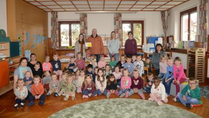 Bild: bey
Herbert Putzer, Vorsitzender der Kinderkrebshilfe Oberpfalz Region Nord, freut sich über die Spende des Pleysteiner Kindergartens.
