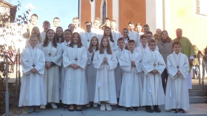 Bild: Mandl/exb
Bei einem Gottesdienst wurden acht neue Ministranten vorgestellt und zahlreiche langjährige Messdiener verabschiedet.