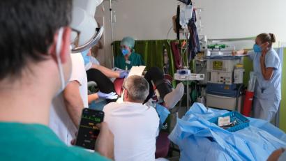 Bild: Klinikum/Dietl/exb
Üben für den Ernstfall. Vitalwerte werden mit Hilfe einer Software simuliert. Beim Kreissaal-Simulationstraining am Klinikum St. Marien Amberg begibt sich beispielsweise eine Hebamme in die Rolle der Patientin, um nach dem Perspektivenwechsel darüber diskutieren zu können, was gut oder schlecht lief.