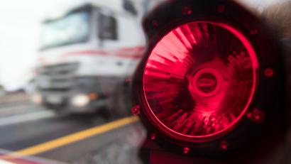 Symbolbild: Bernd Thissen/dpa
Die Tempo-Verstöße zweier Trucker werden mit Geldbußen geahndet.