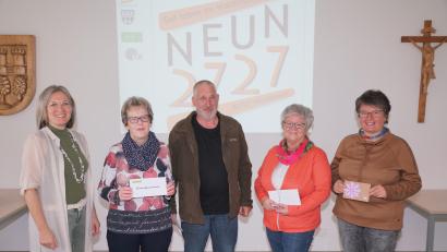 Bild: fvo
Freuen sich über die Gewinne: (von links) NEUN2727-Koordinatorin Doris Völkl, Renata Pühler, Karl Weiß, Renate Glaser und Klara Beer.