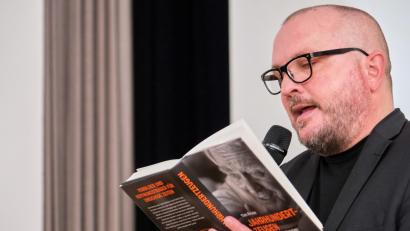 Bild: Peter Ringeisen/exb
Sophie Scholl wird in Tim Pröses Porträt lebendig. Der Spiegel-Bestseller-Autor bewegt die Decker-Schülerinnen.