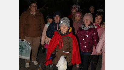 Bild: Kinderhaus Pusteblume/exb
Den Kinderzug führte der kleine „St. Martin“ an, der schon in der Kirche seinen Auftritt hatte.