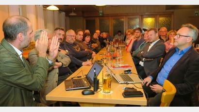 Bild: Hirsch
Stefan Klein (links) und Christian Blenk (rechts) informierten die Zuhörer über den Bau eines Digitalfunkmasten bei Littenhof in der Gemeinde Schmidgaden.