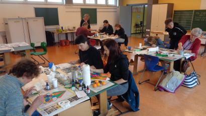 Bild: amö
Unter der Leitung von Johanna Kulzer (hinten Mitte stehend) entstanden leuchtende Unikate.