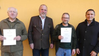 Bild: rn
Reinhold Gietl (Zweiter von links) und Marcus Gradl (rechts) zeichneten Anton Fichtl und Norbert Schmidt (von links) mit der Ehrennadel in Gold des Landesverbandes aus.