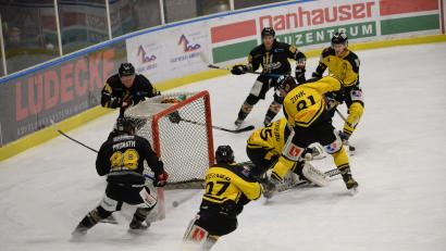 Archivbild: brü
Der Puck trudelt gerade über die Torlinie der Schongauer. Es sollte der Ehrentreffer des ERSC Amberg (von links Marco Pronath, Felix Köbele und Brett Mennear) bleiben bei der 1:4-Niederlage in der vergangenen Saison. Jetzt gibt es die Chance zur Revanche.