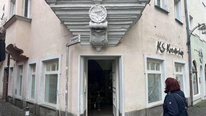 Bild: wes
Erste Interessierte schauen bereits vor der Eröffnung am Samstag, was in der Alten-Apotheke Neues entsteht.