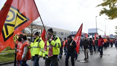 Bild: Petra Hartl
Die IG-Metall-Streikwelle rollt weiter. Gestern gab es Kundgebungen und Aktionen unter anderem bei Afag, Kerb Konus und PIA, hier formierte sich sogar ein Demozug durchs Industriegebiet Immenstetten mit Kundgebung vor dem PIA-Gebäude.