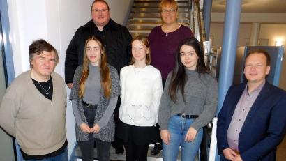 Bild: whü
Lisa und Eva Geier (vorne, Zweite und Dritte von links) sind das Speichersdorfer Christkind und dessen Engel. Zu ihrer Vorstellung trafen sich Pfarrer Sven Grillmeier, die Vorsitzende des Kindergartenfördervereins, Heike Geier (hinten von links), dessen Kassier Lothar Büringer, Verwaltungsmitarbeiterin Eva Vogel und Bürgermeister Christian Porsch (vorne von links) im Rathaus.