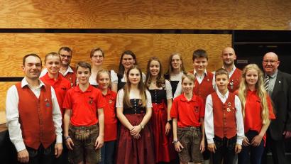 Bild: Michaela Mädler
Viele Musiker der Musikkapelle Ursensollen wurden durch Gerhard Engel (rechts) geehrt. Evi Ehbauers (Mitte) D3-Abzeichen in Gold wurde von Stefan Neger (links) und Vorsitzendem Markus Forster (hinten rechts) besonders gewürdigt.