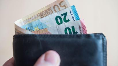 Symbolbild: Lino Mirgeler/dpa
Wem langfristig das Geld fehlt, um fällige Forderungen zu begleichen, der ist überschuldet. In Weiden trifft das auf 9,57 Prozent der Erwachsenen zu.