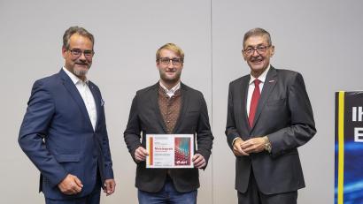 Bild: Eon/altrofoto.de/exb
Elektrotechnik-Meister Luis Heller (Mitte) aus Tirschenreuth ist einer von fünf Preisträgern des Eon-Meisterpreises 2022. Es gratulierten Ulrich Gagneur (links), EDG-Vertriebsleiter Süd, und Dr. Georg Haber, Präsident der Handwerkskammer Niederbayern-Oberpfalz (rechts).