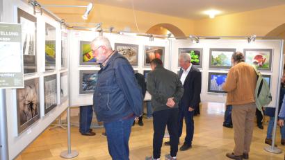 Bild: Kunz
Die Vernissagebesucher bestaunen die "Strukturen"-Ausstellung.