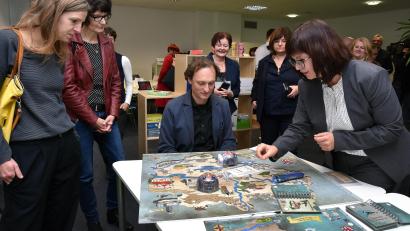Bild: Stephan Huber
Bei der Eröffnungsfeier der Pixel-Werkstatt durften die Gäste selbst die Projekte ausprobieren. Bildungsreferentin Angelika Seibold erklärt, wie die programmierbaren Roboter funktionieren.