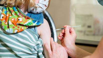 Bild: Daniel Reinhardt/dpa
Ein kleines Mädchen wird im mobilen Impfzentrum für Kinder in Lüneburg gegen das Coronavirus geimpft.