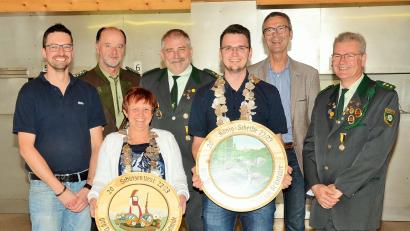 Bild: ker
Die neuen Würdenträger der Bruderbund-Schützen (von links): Ritter Eric Pilhofer, Gauschützenmeister Werner Wendl, Liesl Karin Schmidt, Schützenmeister Werner Grünthaler, Schützenkönig Sebastian Grünthaler, Bürgermeister Peter Achatzi und stellvertretender Schützenmeister Helmut Sperber