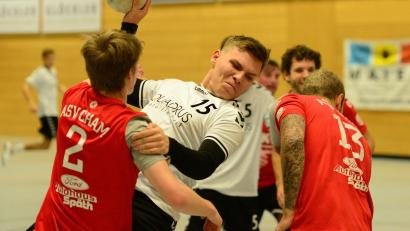Bild: ham
Lukas Domeier (Nummer 15) und die HSG-Herren stellen sich auch im Heimspiel gegen Neunburg auf ein körperlich hartes Spiel ein.