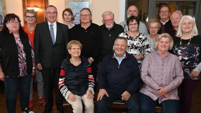 Bild: gf
Mitgliederehrung beim VdK-Ortsverband Süd-West (von links) die Ortsverbandsvorsitzenden Birgit Miheilowitsch und Hannelore Meier, Karl Bauer, Nicole Lobenhofer (20), Hubert Henke (20), Edmund Frank (25), Manfred Stoklossa (20), Irmgard Graf (20), Maria Schardt (20), Bürgermeister Martin Preuß, Alois Auer (20) und die Frauenbeauftragte des Ortverbands, Irene Kugler; (vorne, von links): Elvira Kusch (25), Walter Lochner (25) und Gabriele Rösl (20).