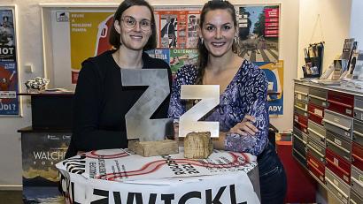 Archivbild: Clemens Hösamer
„Zwickl“-Festivalleiterin Anne Schleicher (rechts) bei der Übergabe des Dokumentarfilmpreises „Zett“ im Jahr 2021. Auch für 2023 sind Festival und Preisverleihung eingeplant. Finanziert wird das Ganze unter anderem mit Zuschüssen – unter anderem vom Landkreis Schwandorf.