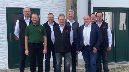 Bild: Besamungsgenossenschaft Marktredwitz-Wölsau/exb
Generalversammlung der Besamungsgenossenschaft Marktredwitz-Wölsau: Im Bild die wiedergewählten Mitglieder von Aufsichtsrat und Vorstand mit Vorstandsvorsitzendem Ralph Browa (Dritter von rechts) und Aufsichtsratsvorsitzendem Peter Mark (rechts).
