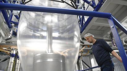 Bild: Gabi Schönberger
Die Blase der Zukunft: In einem fast 20 Meter hohen Extruder stellt Constantia Pirk aus Polyethylen die Folie für recyclingfähige Verpackungen her.