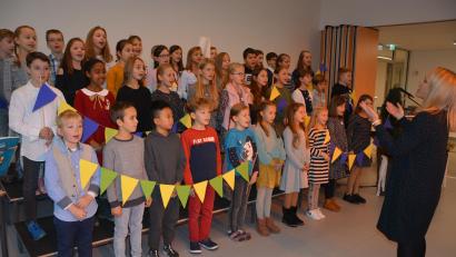 Bild: jr
Der Schulchor mit Kindern der dritten und vierten Klasse umrahmte den Festakt musikalisch, die Leitung hatte Kerstin Rustler.