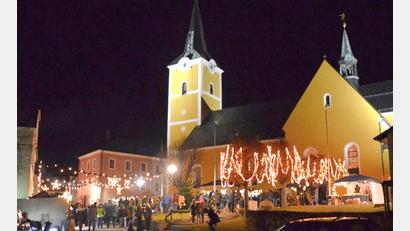Archivbild: fjo
Die Vorbereitungen der Marktgemeinde für eine Wiederauflage des Adventsmarkts durch die Vereinsgemeinschaft zielen auf ein stimmungsvolles Ambiente vor der Pfarrkirche – wie zuletzt 2019.