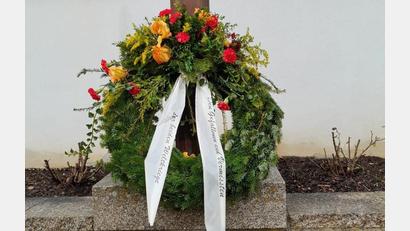 Bild: Polizei Amberg/exb
Dieser Kranz vor dem Kriegerdenkmal in Ursensollen war kurzzeitig verschwunden. Nun ist er wieder aufgetaucht.