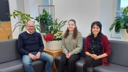Bild: Stadt Kemnath/exb
Luisa Bauer (Mitte) ist das neue Christkind der Stadt Kemnath. Die 16-Jährige stattete nun mit Romina Passon-Pühl (rechts) vom Stadtmarketing ihren Antrittsbesuch bei Bürgermeister Roman Schäffler im Rathaus ab.