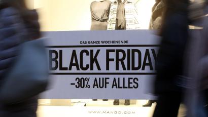 Bild: Bodo Marks/dpa
Im Schaufenster eines Geschäfts in der Innenstadt wird für den Rabatt-Tag Black Friday geworben.