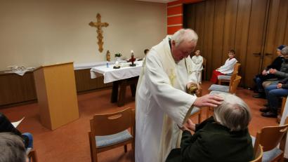 Bild: gz
Am Buß- und Bettag versammelten sich die Kirchenbesucher zur Krankensalbung erstmals im Pfarrheim.