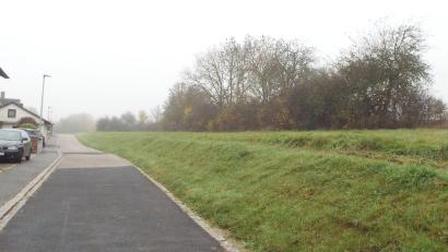 Bild: e
Am Hühnerkobel in Theuern könnten Modulhäuser aus Holz entstehen. Rechts am Hang sind zunächst sechs solcher Häuser geplant, im weiteren Straßenverlauf insgesamt 13.