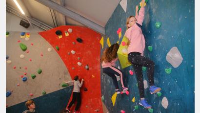 Bild: fvo
Die Kinder aus Waldthurn testen die Boulderwände im Glashaus auf Herz und Nieren.