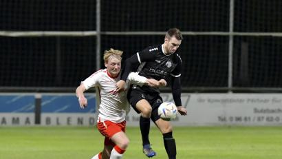 Archivbild: Hubert Ziegler
Nach elf Siegen in Folge mussten sich Jan Fischer (rechts) und seine Mitspieler von der DJK Gebenbach diesmal mit einem Punkt zufrieden geben. Beim ASV Cham spielte der Tabellenführer der Bayernliga Nord 0:0 unentschieden.