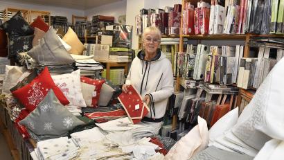 Bild: Petra Hartl
Hannelore Fenk in ihrem Laden an der Salzgasse in Amberg. Dort wurden die Disco-Betreiber des Casino-Saals auf die 73-Jährige aufmerksam.