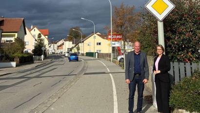 Bild: Anja Jäger/exb
Bürgermeister Roland Strehl mit MdB Susanne Hierl an einer Straßenlaterne in der Vilstalstraße, die zur Umrüstung ansteht.