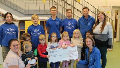 Bild: Alexandra Lukas/exb
Die " Lustigen Konrader" bedanken sich mit einer Spende beim Kindergarten St. Konrad für die vielfältige Unterstützung.