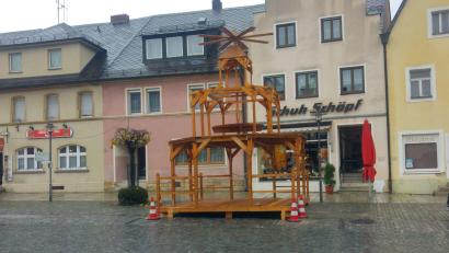 Bild: kaz
In Kemnath gibt es in diesem Jahr keinen Christbaum. Stattdessen wurde eine Weihnachtspyramide aufgestellt.