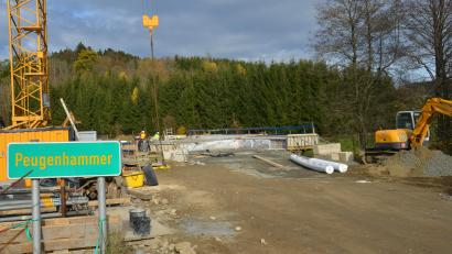 Bild: dob
Trotz der umfangreichen laufenden Arbeiten soll die Straße noch in diesem Jahr für den Verkehr freigegeben werden.