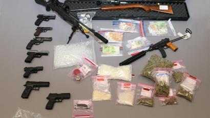 Bild: Polizeipräsidium Oberfranken
Die Kriminalpolizei Coburg stellte am Dienstag zahlreiche Waffen und eine große Menge verschiedener Betäubungsmittel sicher.